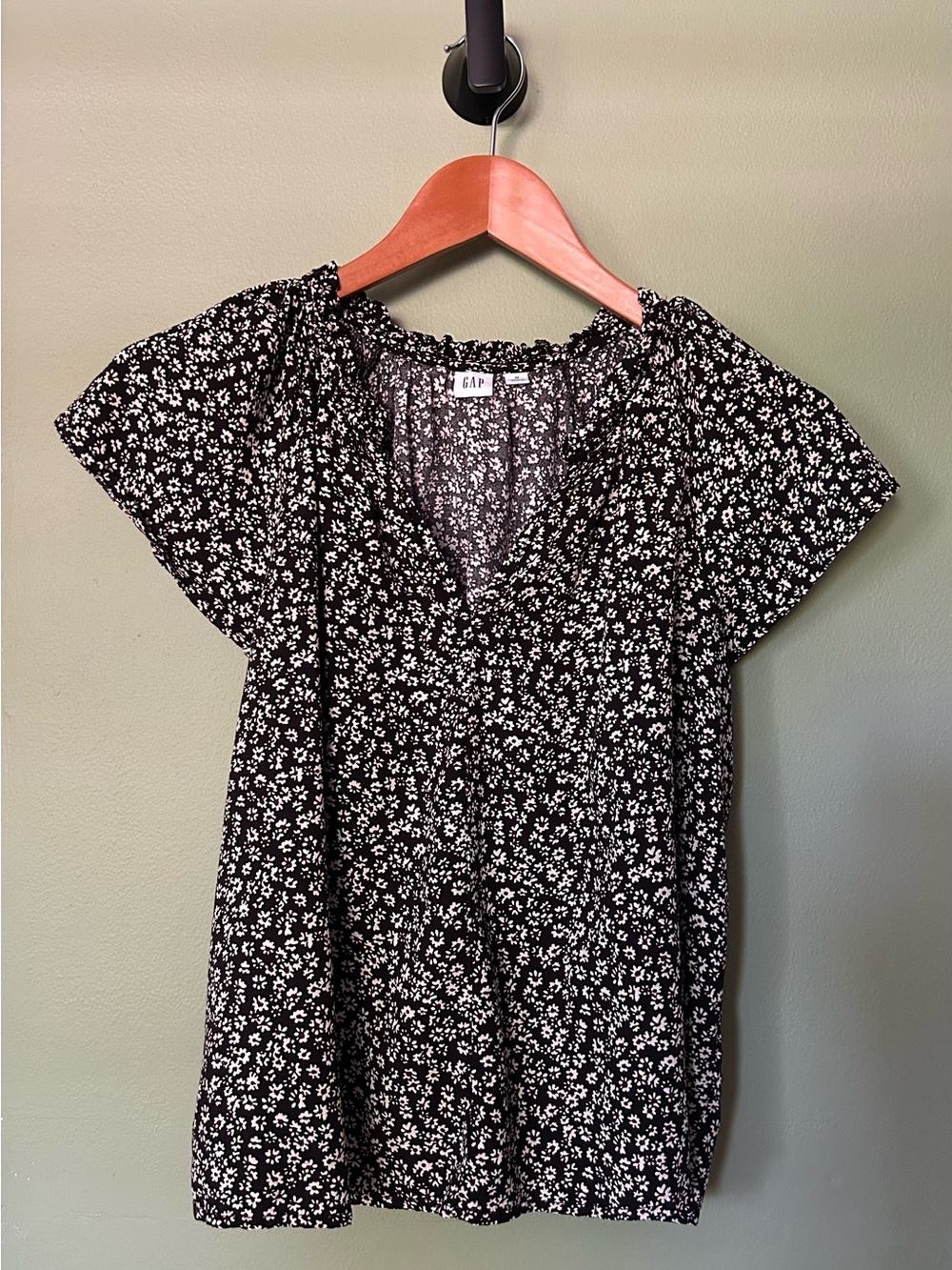 GAP Black and White Floral Short-Sleeve Blouse